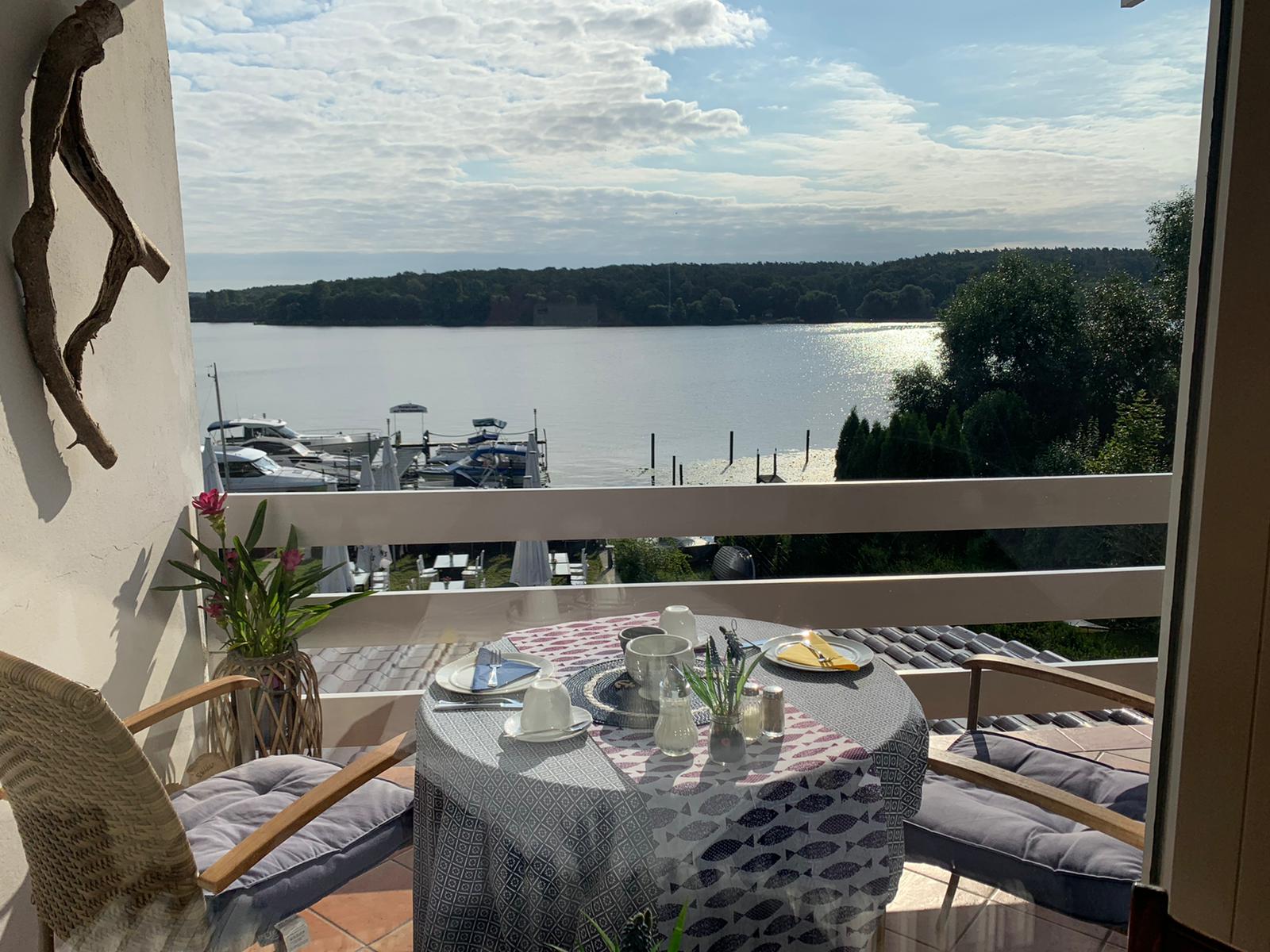 Frühstück auf dem Balkon